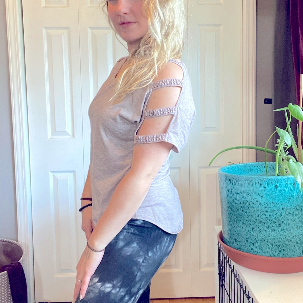 COLD SHOULDER COMFY FROMT TIE SHIRT